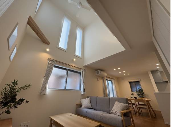 吹き抜けのある開放的なリビングですよ！