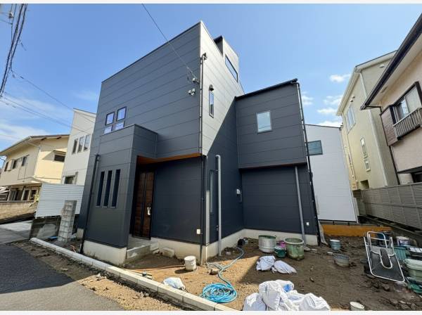 カースペース2台、重厚感あるモダンな住宅