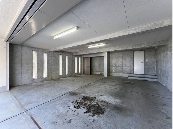 ガレージ奥には収納も備わり愛車のお手入れも快適に行えそうですね