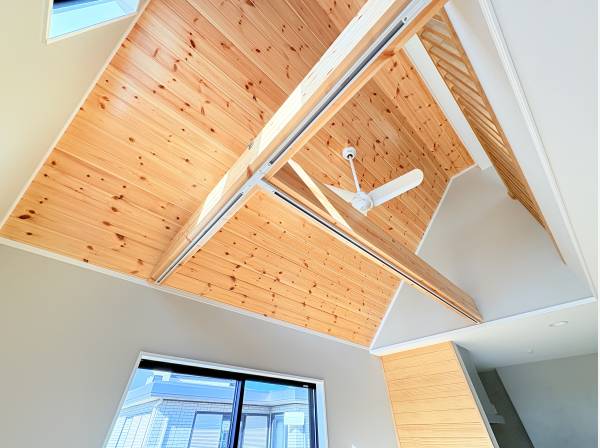 勾配天井にシーリングファン、湘南を感じます！