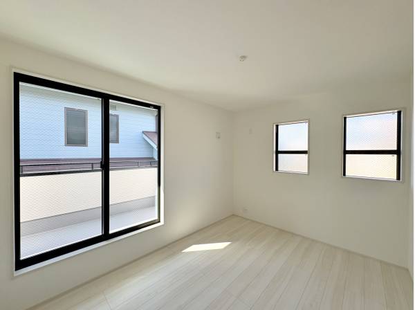 小窓がお洒落な洋室