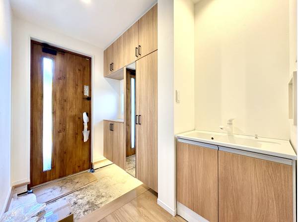 玄関は収納たっぷりで手洗いカウンターを完備