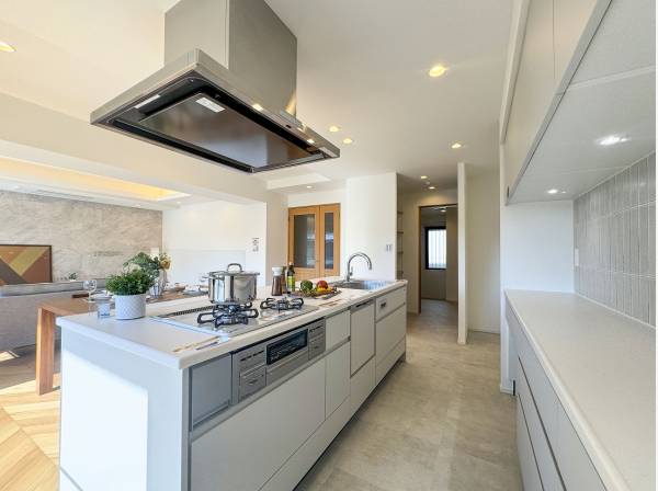 自然と会話が弾みそうなアイランドキッチンは同線も快適