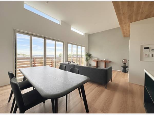 天井高で開放的な約20帖のリビング