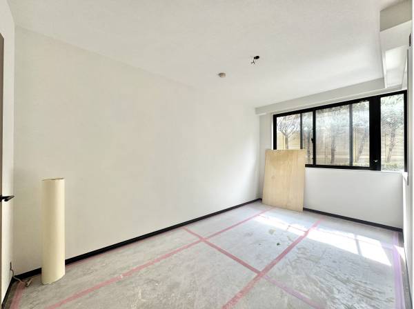 室内はリフォーム工事中。内覧はご案内可能です。