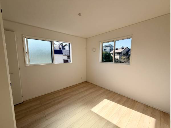 二つの窓から光が差し込む2階洋室