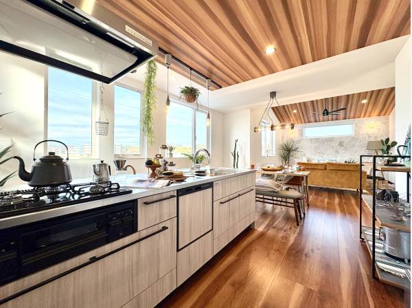 オープンキッチンを採用。作業スペースもゆとりがございます。