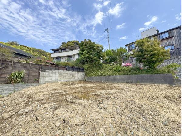 敷地の後ろの様子はこんな感じです。