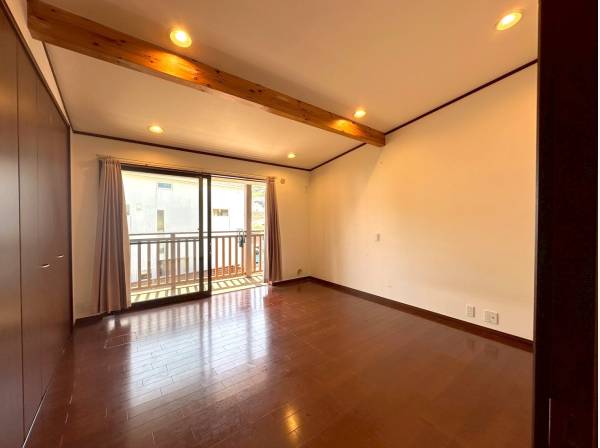 南向きのメインベッドルームは８帖超の広さ