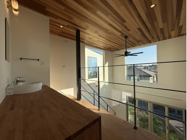 2階にも独立洗面台がございます