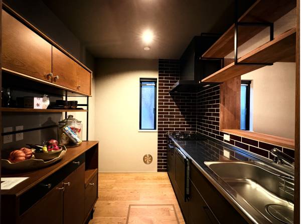 作る時間も絵になる、クラフト感のある台所