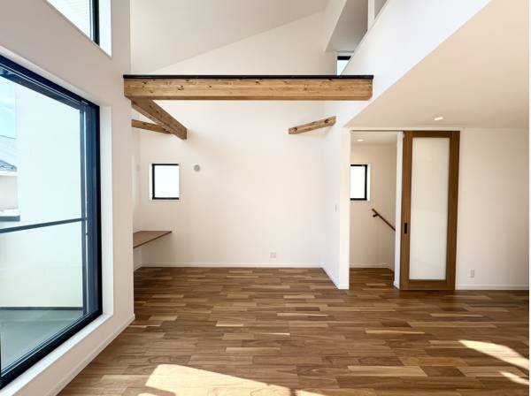 吹抜天井につき明るく開放的な室内空間が広がっています。