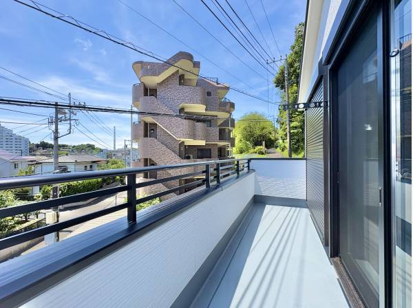 陽光が差込むバルコニー、洗濯物も気持ちよさそうにそよぎます　