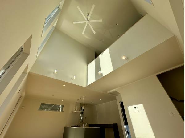 天井には湘南らしくシーリングファンを設置