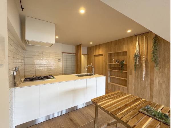 キッチンは近代的な物を用いるのがこちらのデザイナーズの特徴。