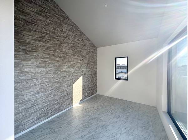 光が映えるアクセントウォール