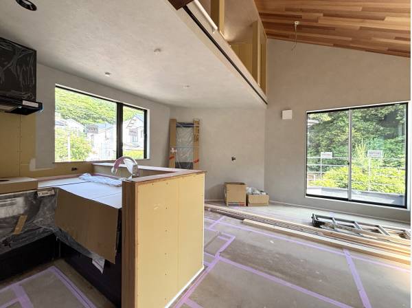 料理をしながら緑の景色を望む