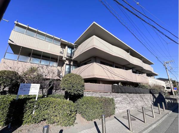 すぐ近くには川も流れる穏やかな住宅街の一画です