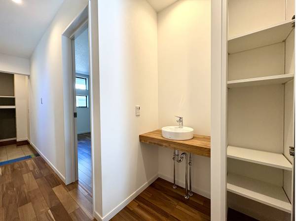 手洗いカウンター付きの玄関は収納もたっぷり