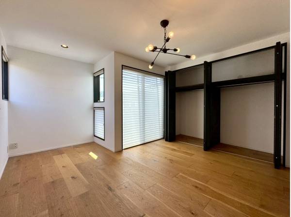 ゆったり設けられたメインベッドルーム