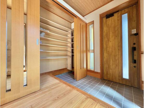 大人数を同時に招き入れられる広い玄関