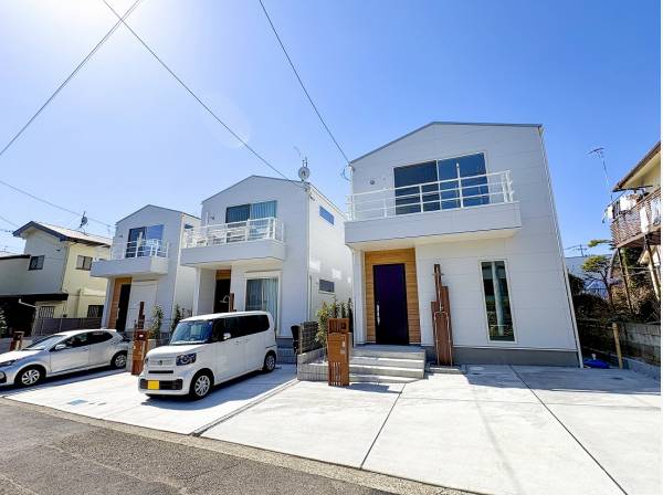 空のブルーも住まいの一部のような統一感のある外観(写真左棟)