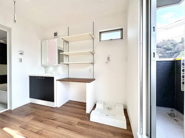 洗濯物もここで完結。バルコニー付きのパウダールーム