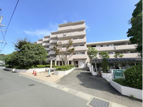 緑に囲まれた落ち着きある外観
