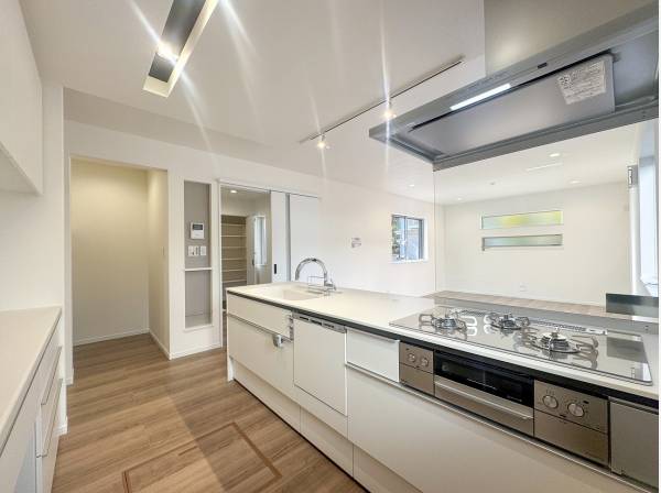 水周りは清潔感溢れる白で統一 美しさがより際立ちますね