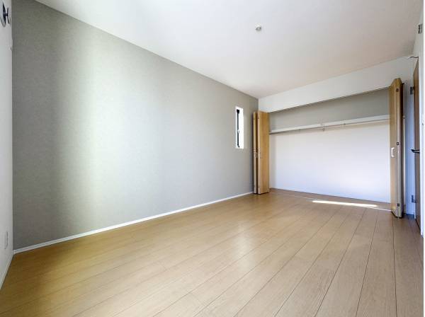 柔らかなカラーのアクセントクロスが居室を彩ります