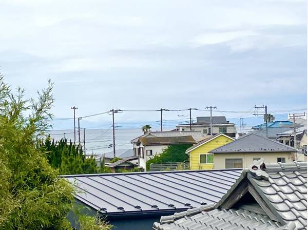 2階洋室からは海がチラ見え