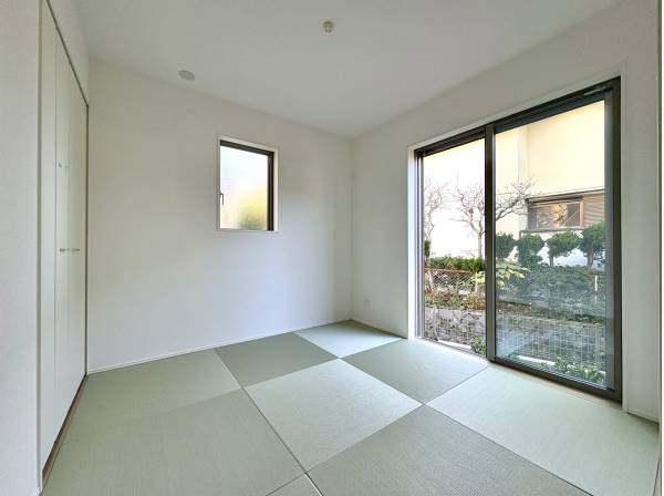 リビングから隣接する畳スペースがございます。