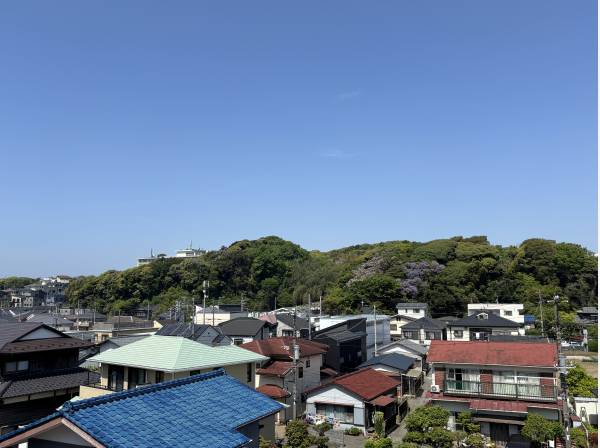 スカイバルコニーからは周囲に広がる緑を望みます