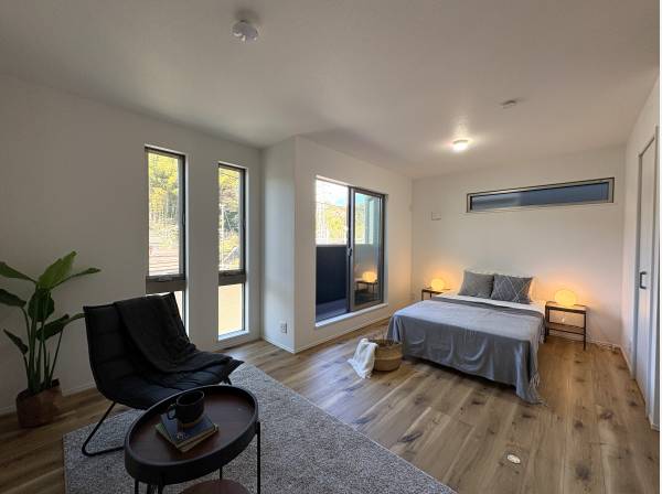 １０帖近い広さのメインベッド。２部屋に仕切って４ＬＤＫにも