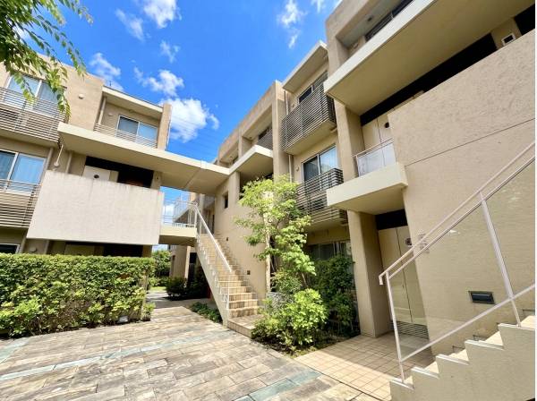 とても落ち着きのあるマンション敷地内