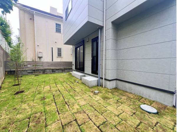 裏側にはお庭もございます