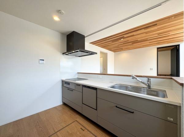 ただいま！と元気に帰宅した姿をオープンキッチンからお出迎え