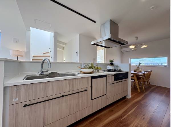 アイランドキッチンを採用、食洗機と浄水器付き