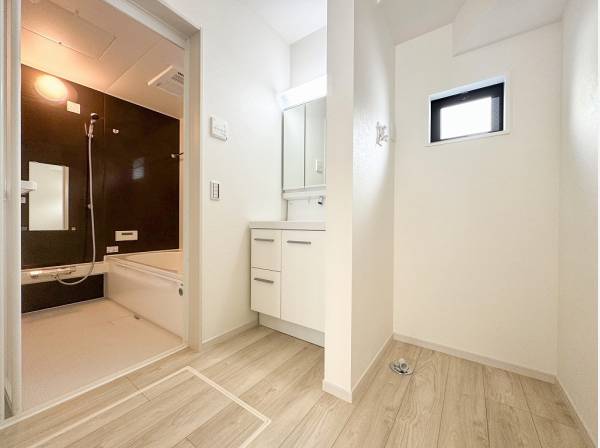 木の温もりが寄り添う暖かみのあるパウダールーム