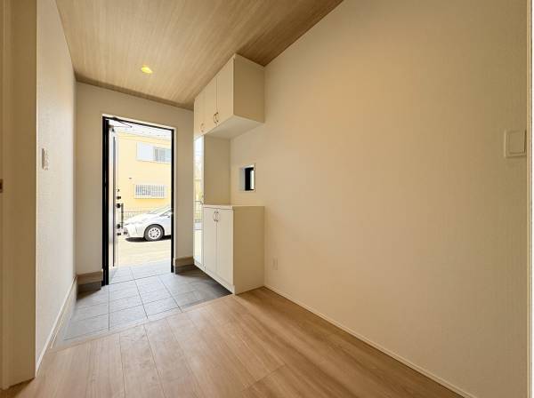 広い玄関スペース