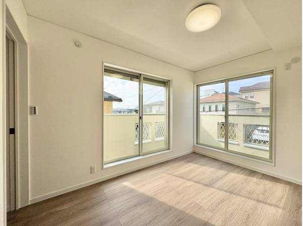 ２面の採光でとても明るい空間です