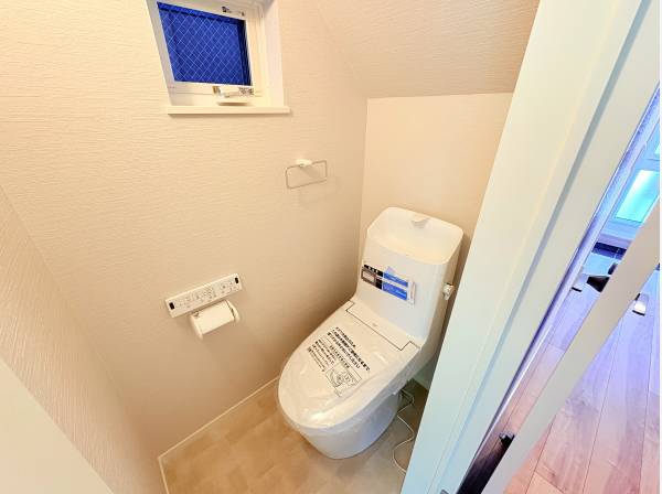 スッキリとしたデザインのトイレです