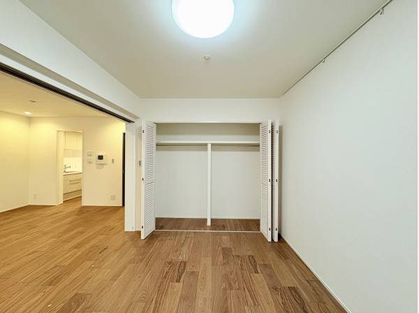 洋室は６帖。収納付きでLDと広々空間