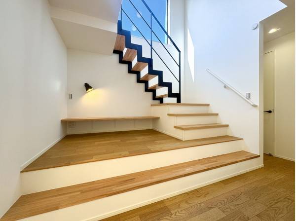 多目的に使えるカウンター付きのスキップフロア