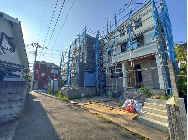 お隣はほぼ完成（ご成約済）外壁や室内の色使いや雰囲気のご参考に。