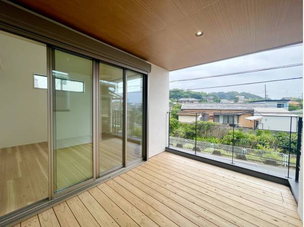 ウッド調のバルコニーからは周辺の川のせせらぎが聞こえてきます