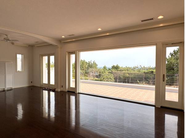 大きな窓が印象的なリビング