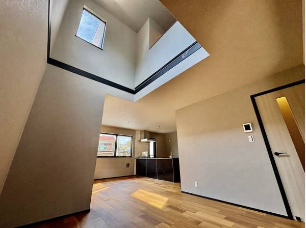 LDKには吹き抜けがあり、明るく開放感がありますよ。