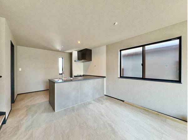 「私もお手伝いする」子供たちの好奇心を引き出すオープンな空間のキッチン