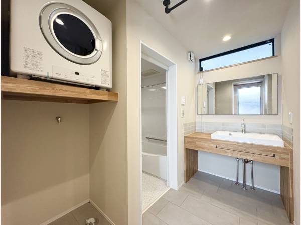 サニタリールームにお洒落な造作洗面化粧台と乾太くん（ガス乾燥機）を配置